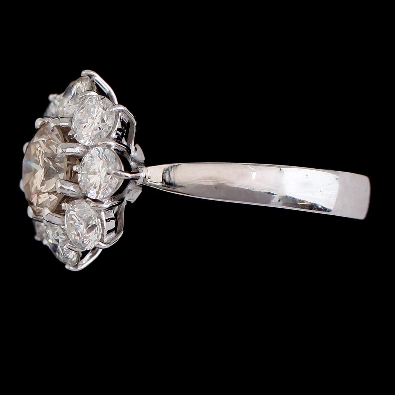 RING, 18 k vitguld, briljantslipade diamanter tot ca 2.88 ct. Vikt ca 5,5 g.