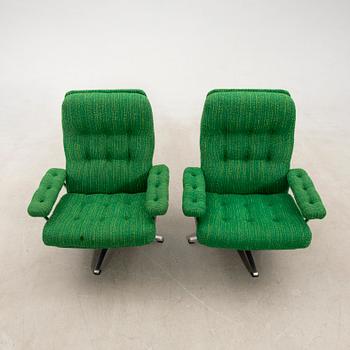 Swivel armchairs, a pair from the 1970s.