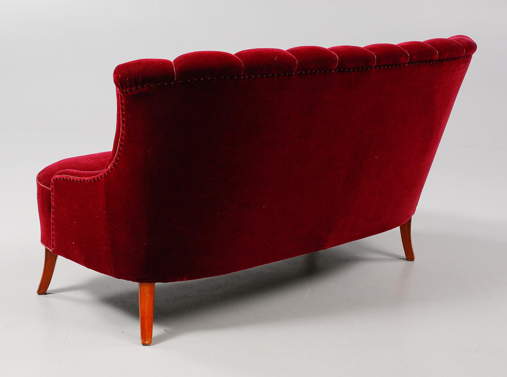SOFFA samt FÅTÖLJER, ett par, omkring 1900-talets mitt.