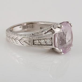 RING, 14K vitguld med b6 riljantslipade diamanter samt ovalsslipad kunzit. Vikt 9,1 gram.
