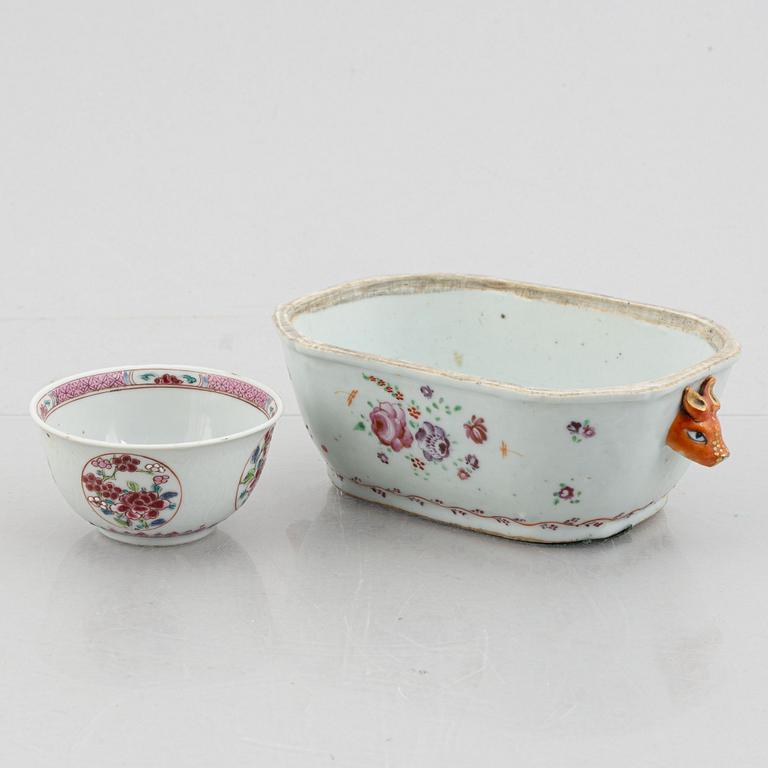 Kopp med fat, terrin utan lock, samt tre fat, porslin, Kina, Qingdynastin, 1700-tal.