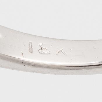 Ring 18K vitguld med en fasettslipad rubin.