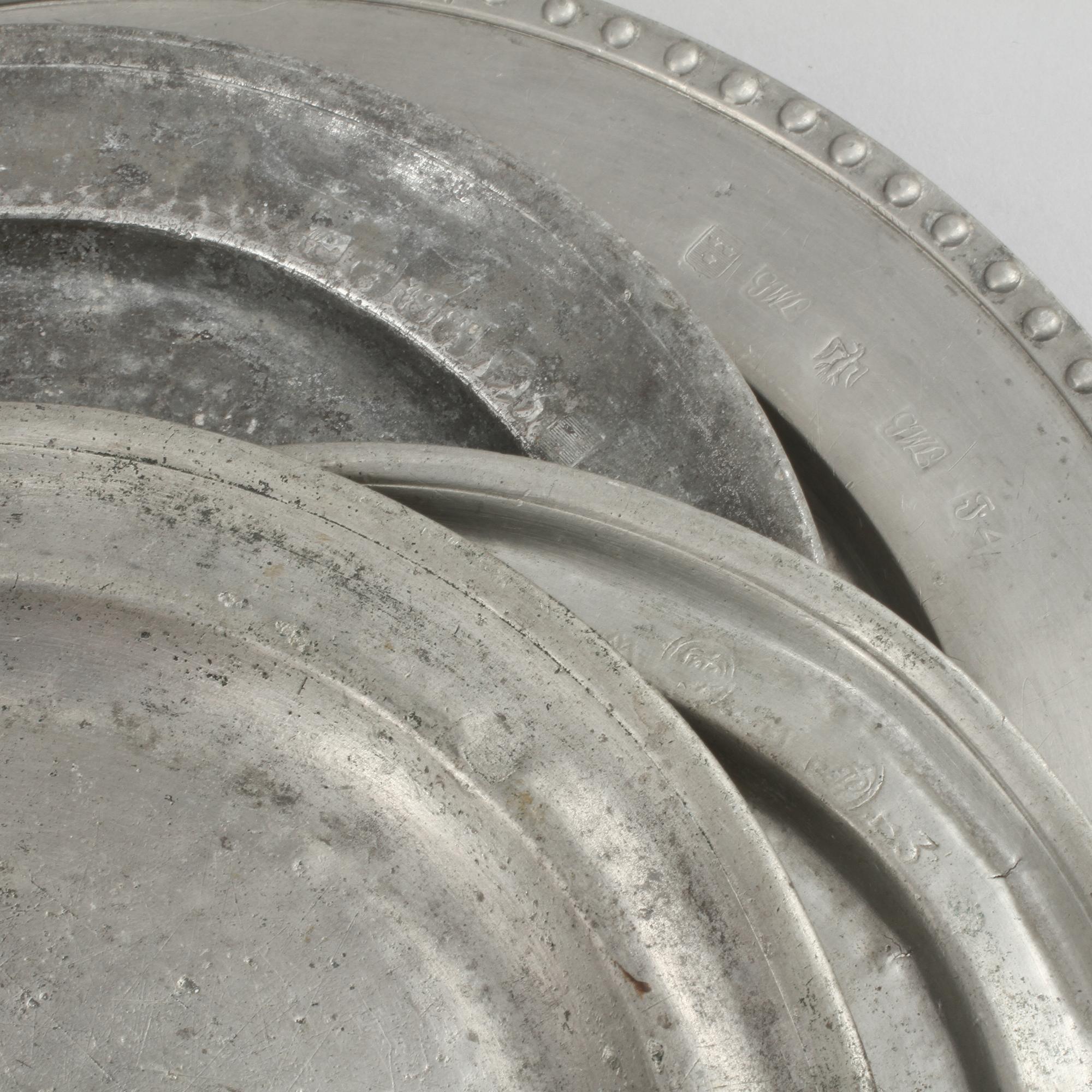 TALLRIKAR, 5 st, tenn, bl a Gottlob Friedrich Baumann, Huddiksvall, 1814, 1700- och 1800-tal.