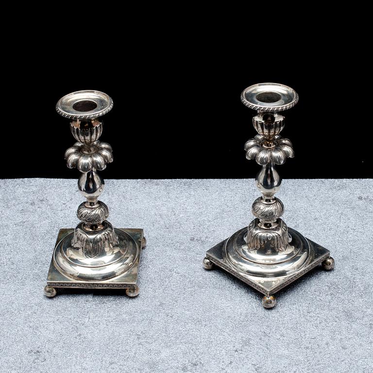 KYNTTILÄNJALKAPARI, hopeaa, Olof Robert Lundgren, Turku. 1800-luvun loppu.