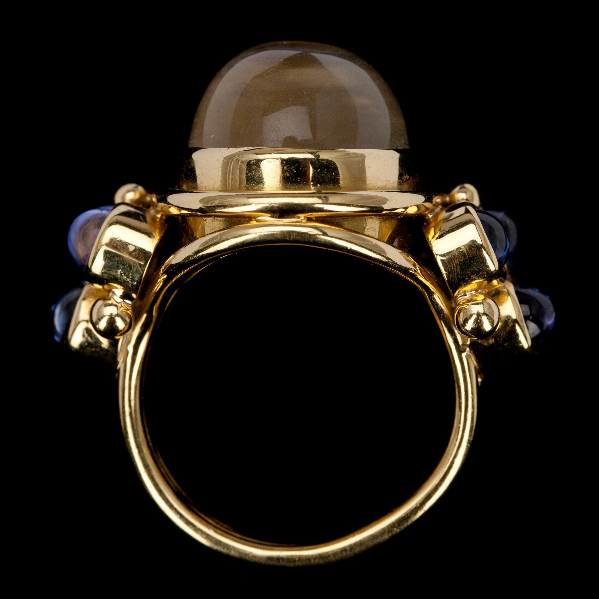 RING, guld 18K, månsten 12 ct, 6 ioliter. TEMPLE ST. CLAIR, USA. Vikt 17,1 g.