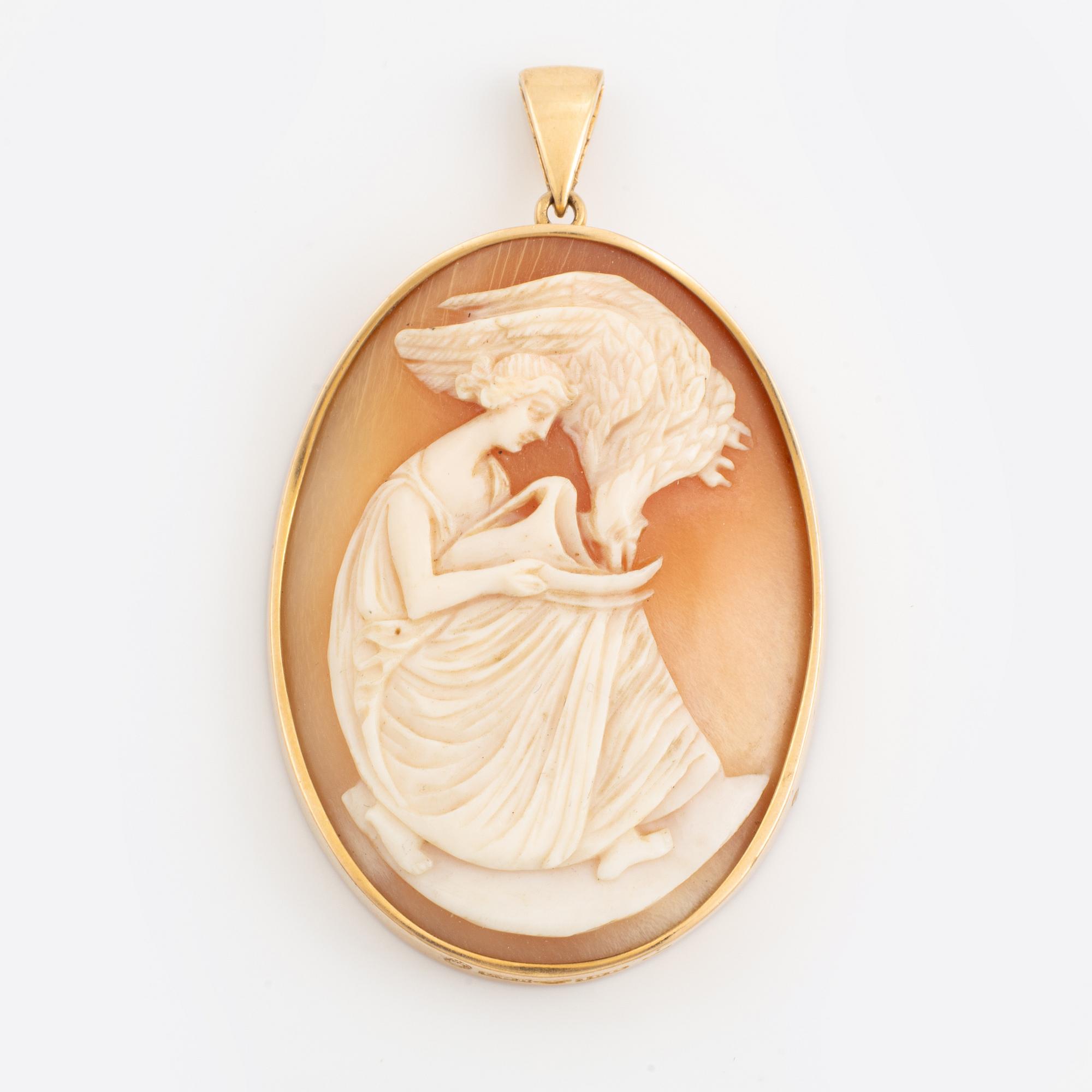 Pendant, 18K gold and shell cameo.
