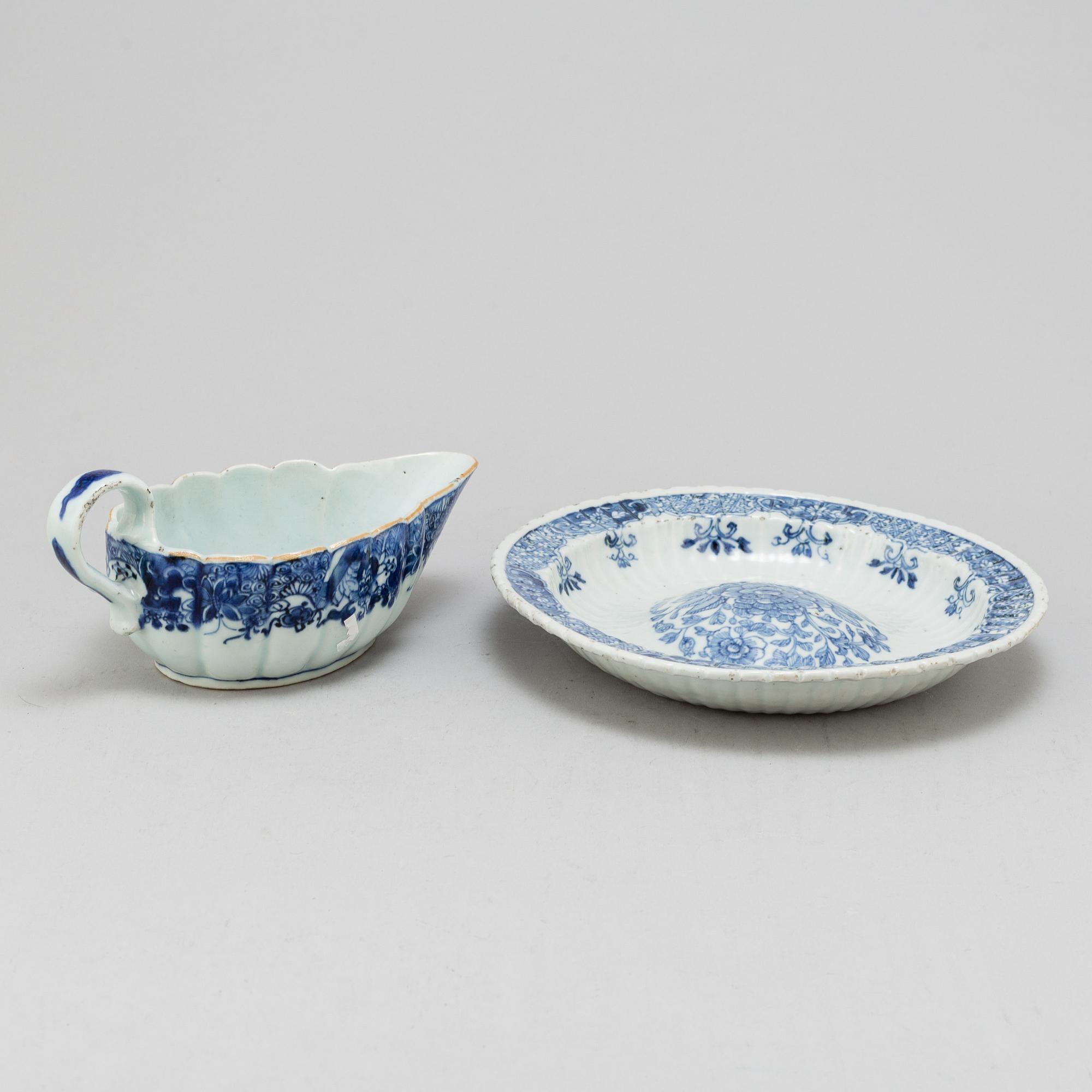 A blue and white dish and sauce boat, Qing dynasty, Qianlong (1736-95).