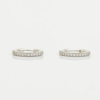 Örhängen, kreoler med briljantslipade diamanter.