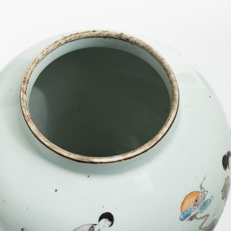 Urnor med lock, två stycken, porslin Kina, 1800-/1900-tal.