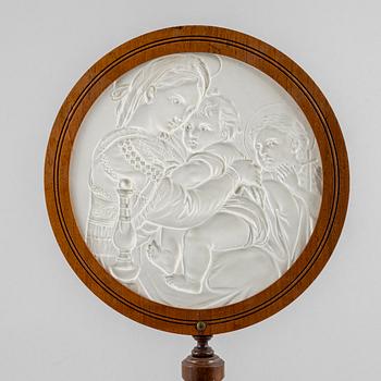 A lithophane shade of biscuit porcelain and mahogny, mid/second half of the 19th century.