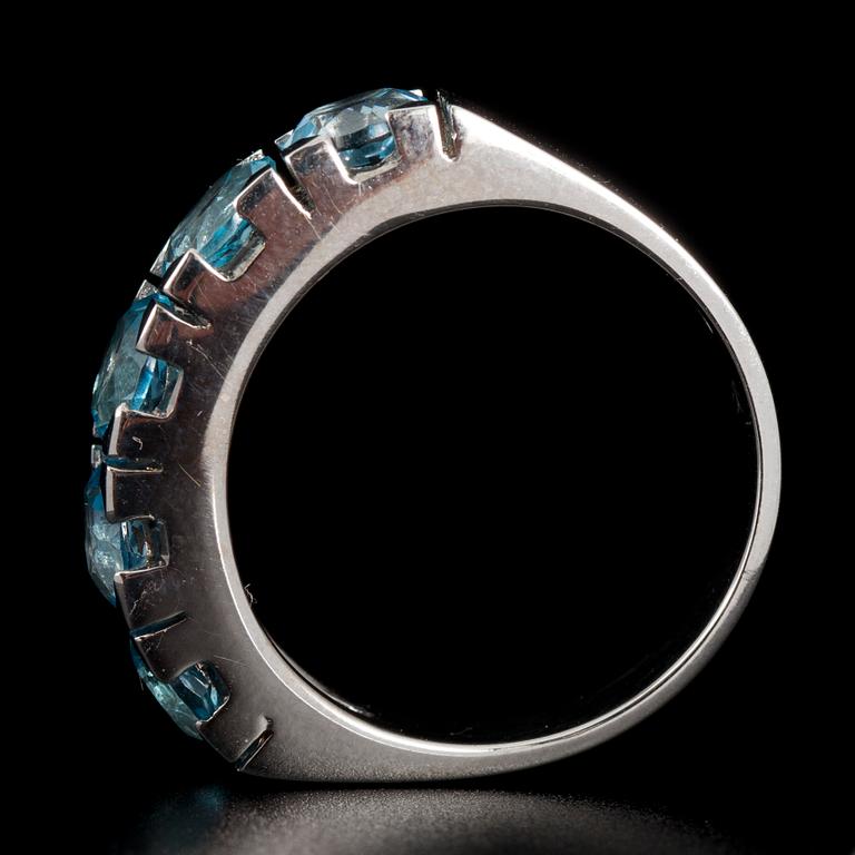 ALLIANSRING, vitguld 14K, 5 topaser, tot. 3,31 ct. Vikt 6,08 g.