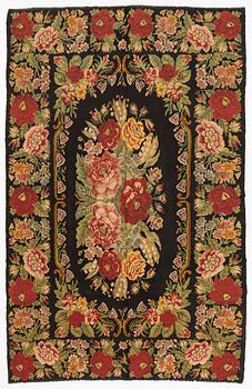 A Moldavian Kilim carpet, approx. 380 x 258 cm.