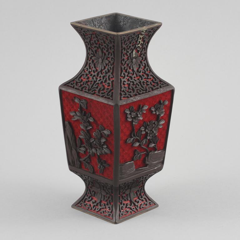 VAS, gjutmassa, orientalisk, 1900-talets andra hälft.