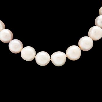 A necklace set with cultured pearls and a 14K white gold clasp, as well as round brilliant-cut diamonds.