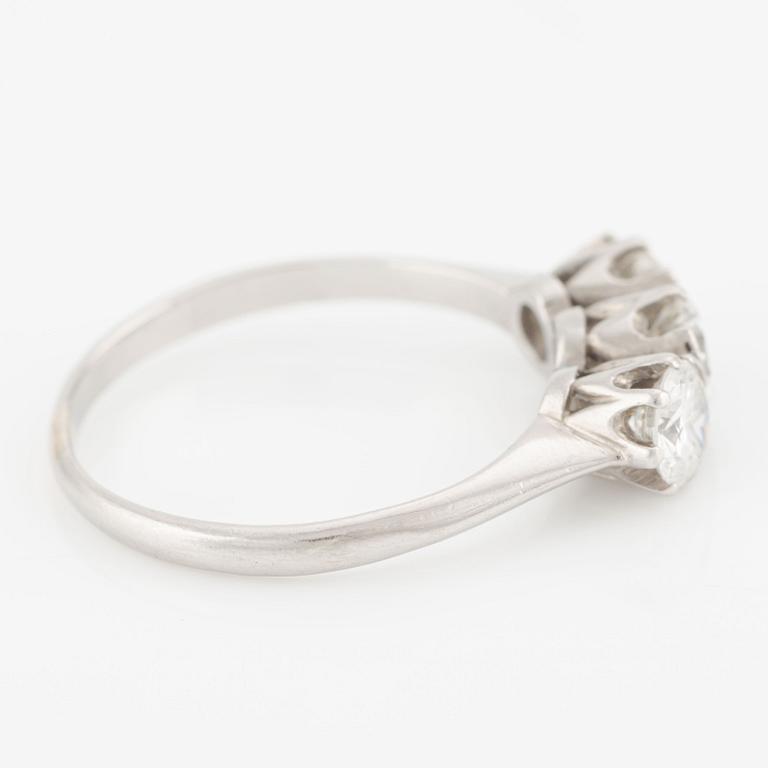 Ring, trestensring, C.G Hallberg, platina med briljantslipade diamanter.