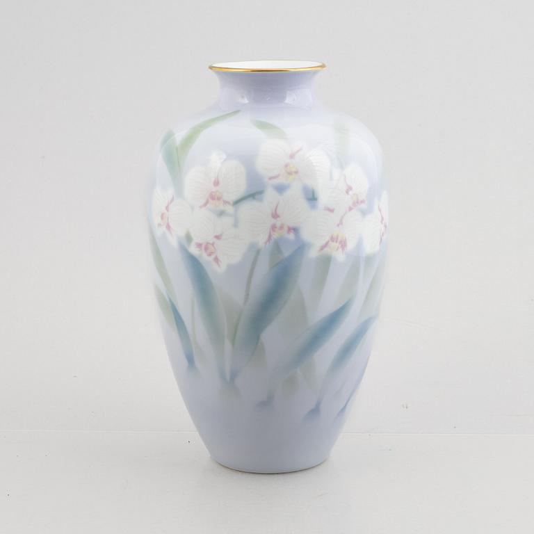 A porcelain vase, Fukagawa Porcelain Manufacturing Company, Japan, second half of the 20th century.