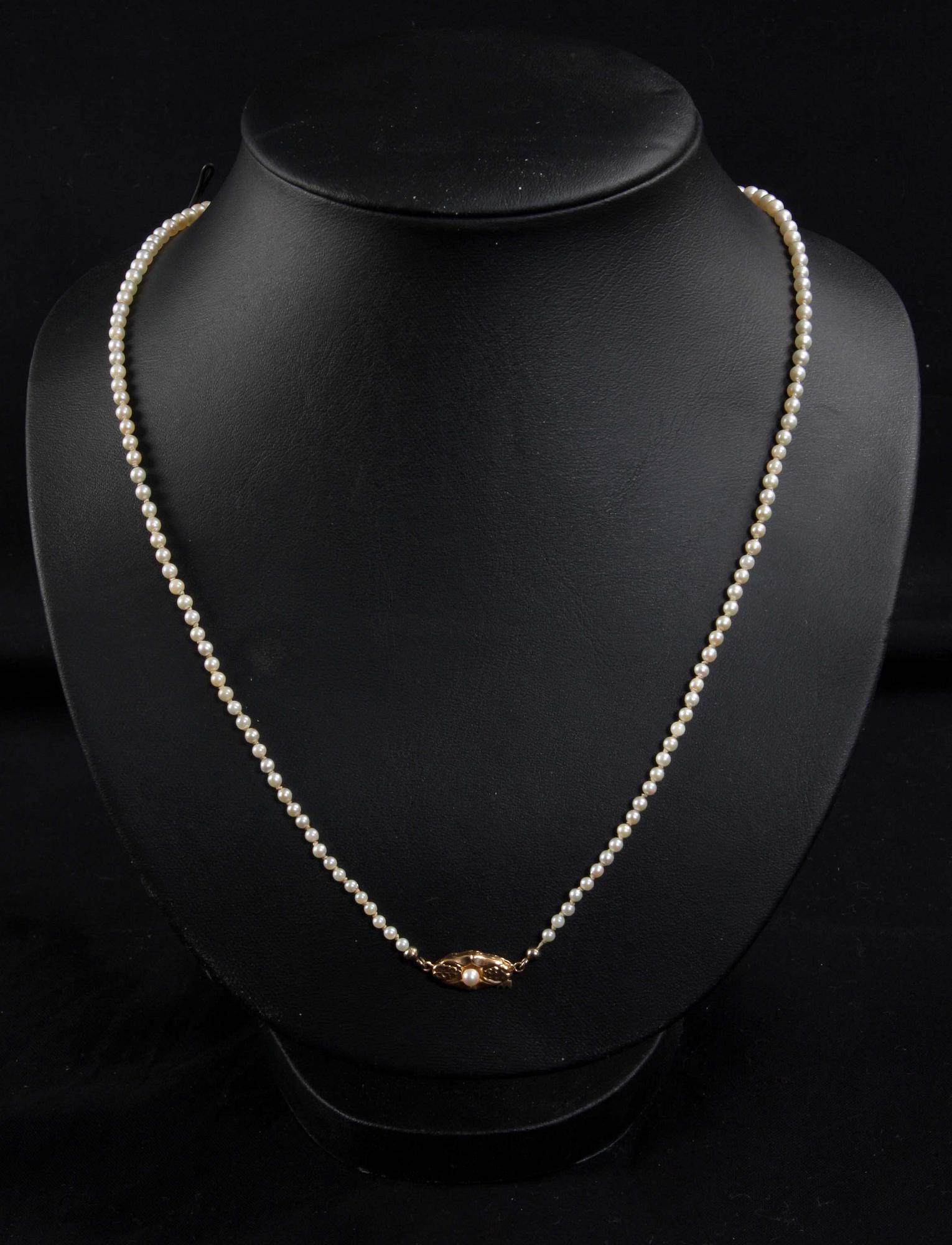 PÄRLCOLLIER, 2 st, ett guldlås 18K och ett silverlås.