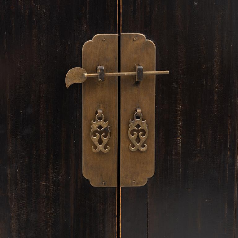 A Chinese cabinet, 20th century.
