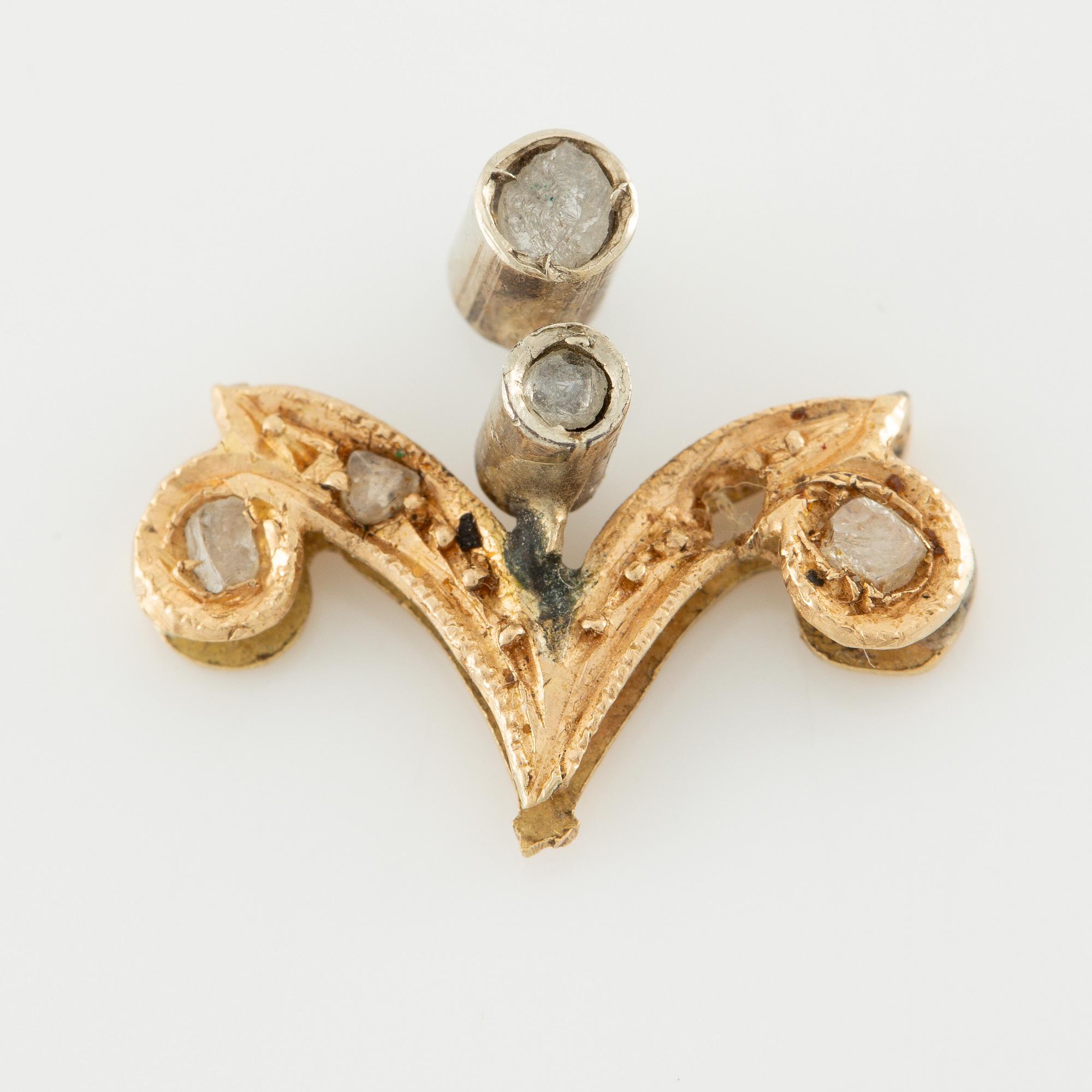 Necklace and bracelet in with floral motif set with cabochon-cut emeralds and rose-cut diamonds.