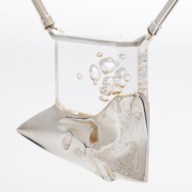 Björn Weckström, kaulakoru, "Talvipäivä", sterlinghopeaa ja akryyli, Lapponia 1991.