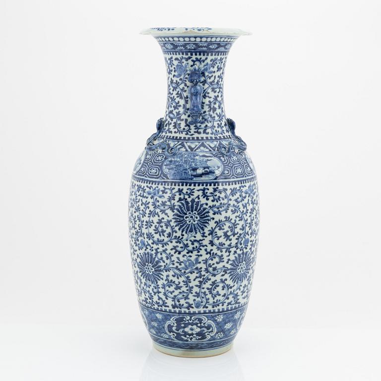 A large Chinese porcelain vase, late Qing Dynasty.