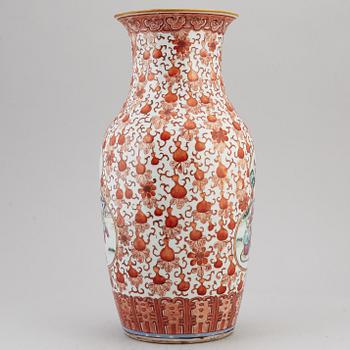 A large famille rose vase, Qing dynasty, late 19th century.