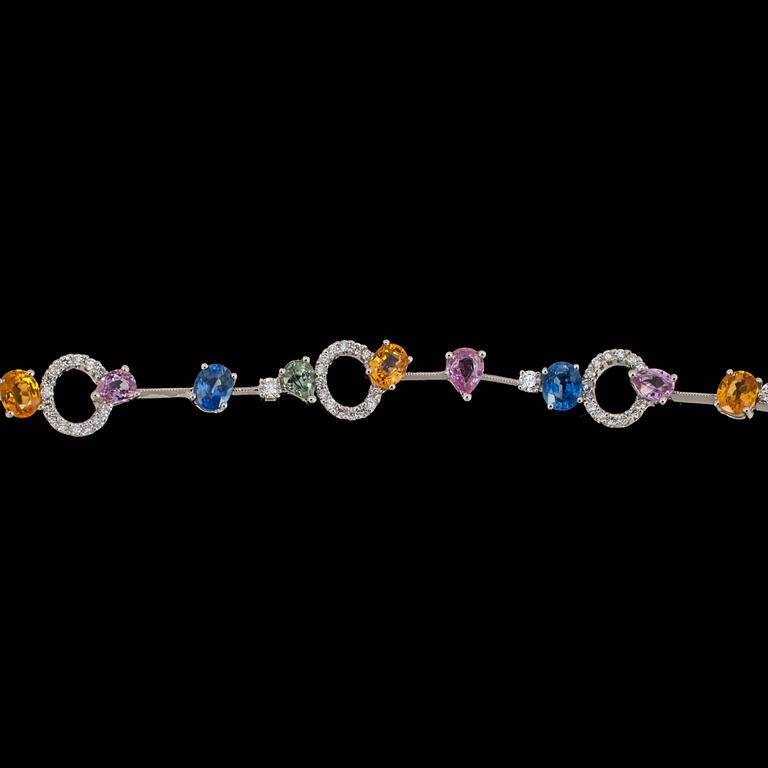 ARMBAND, olikfärgade fasettslipade safirer, tot. 7.20 ct, samt briljantslipade diamanter, tot. 0.92 ct.