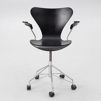 Arne Jacobsen, a model 3217 "Seven" desk chair, Fritz Hansen, Denmark, 1999.