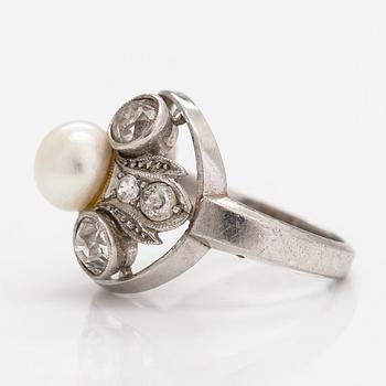 A platinumr ring with diamonds ca. 1.65 ct in total and a cultured pearl. Westerback, Helsinki.