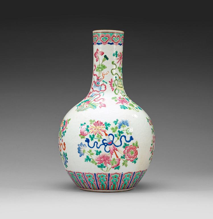 A famille rose tianqiuping vase, late Qing dynsaty.