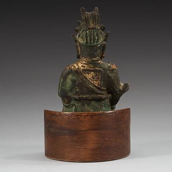 FIGURIN, förgylld brons. Krigsguden Guan Di, Ming dynastin, 1600-tal.