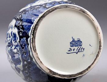 URNA MED LOCK, flintgods, Petrus Regout & Co, Maastricht, Delft. 1900-tal.