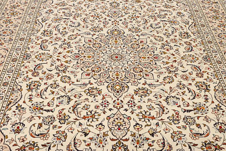 A Kashan carpet, c. 355 x 238 cm.