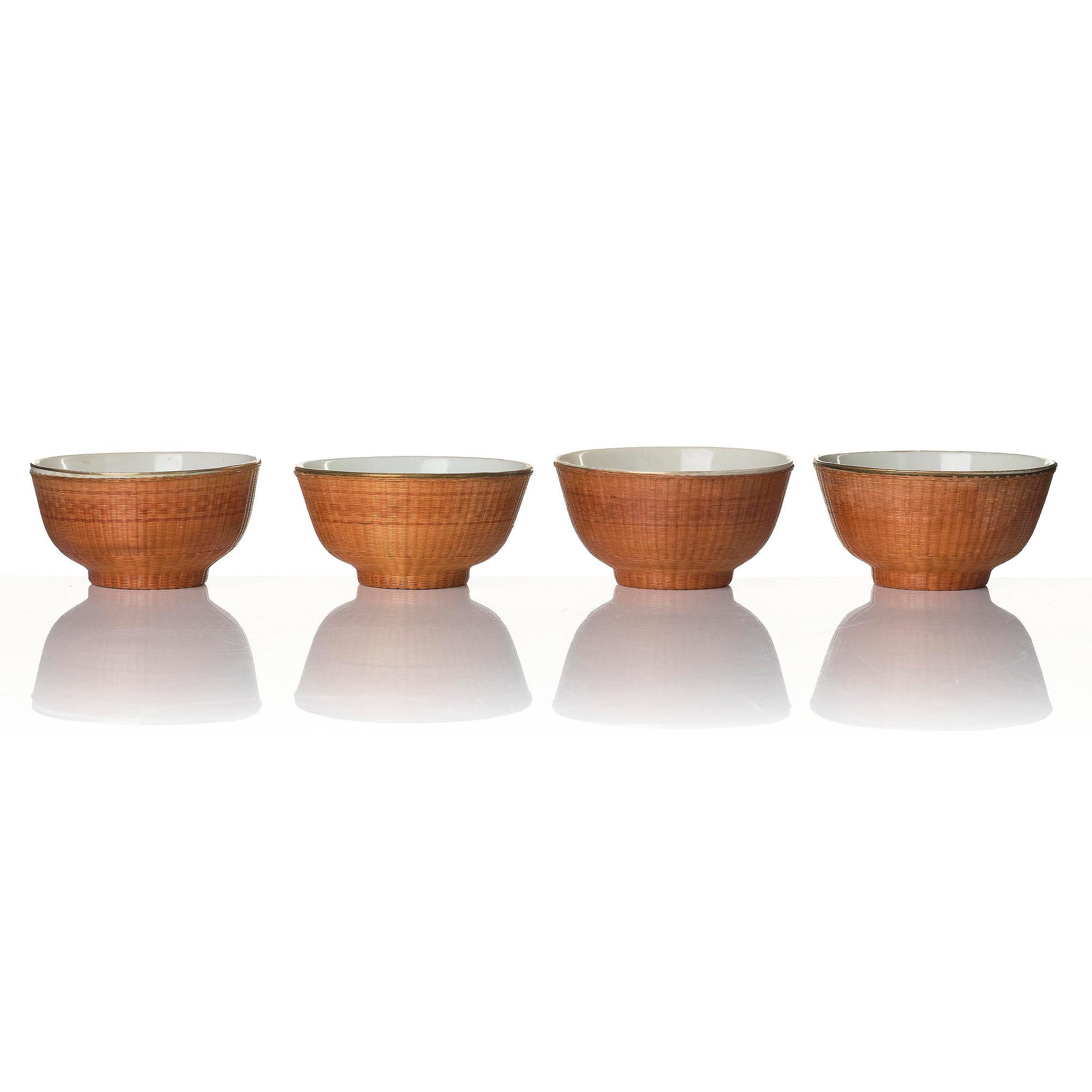 Skålar, 11 stycken porslin och korgflätning, omkring 1900.