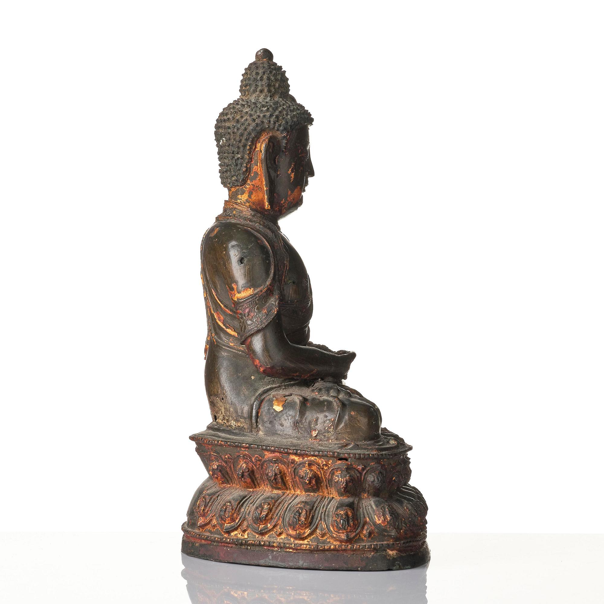 A large gilt lacquered figure of Buddha, Ming dynasty (1368-1644).