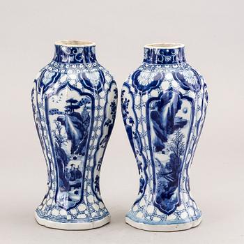 A pair of blue and white vases, Qing dynasty, Kangxi (1662-1722).