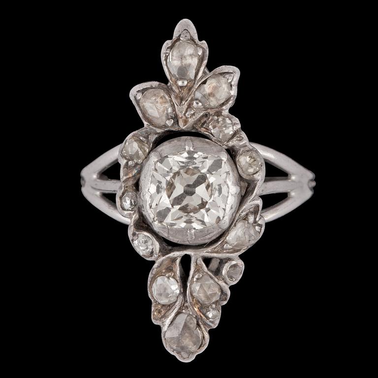 RING, 18k vitguld med gammalslipad diamant, ca 0.85 ct omgiven av mindre rosenslipade diamanter. Vikt ca5g.