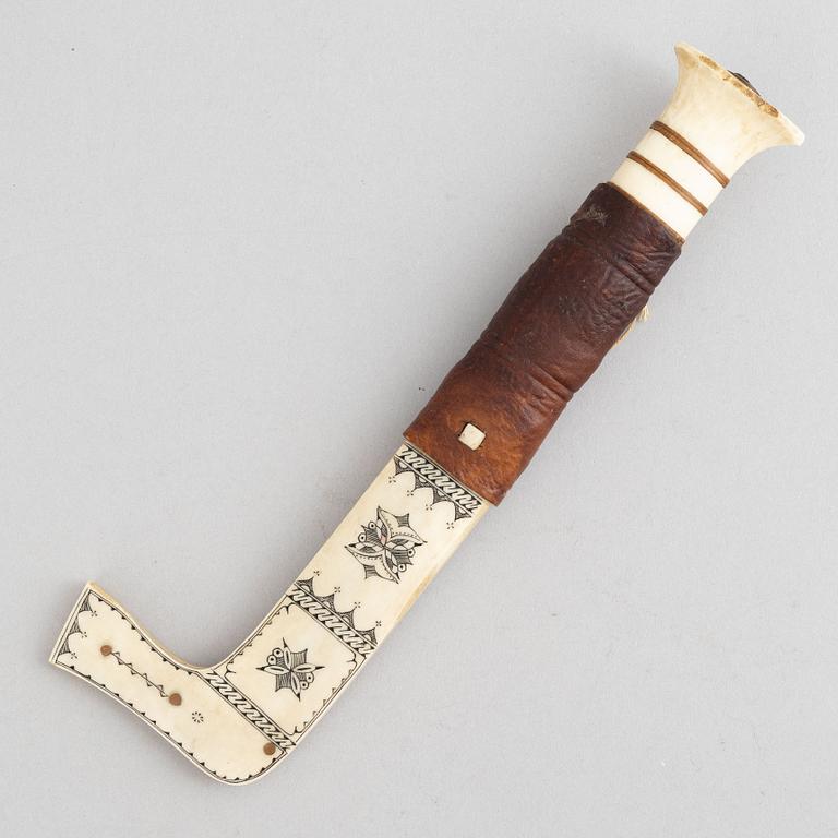 Esaias Poggats, knife and cup-.