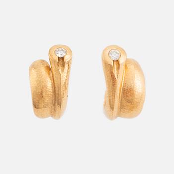 Ole Lynggaard, ett par örhängen, guld med briljantslipade diamanter.