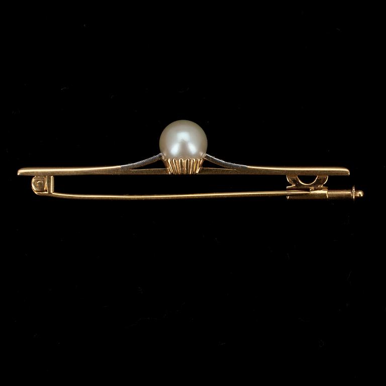 BROSCH, guld 18K, 6 briljantslipade diamanter och pärla, Helsingfors 1955, Oskar Lindroos.