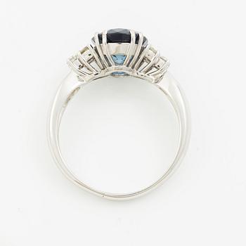 Ring 18K white gold with sapphire and brilliant-cut diamonds.