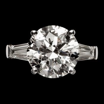 1259. RING, briljantslipad diamant, 6.07 ct, samt på vardera sida trapezslipade diamanter.