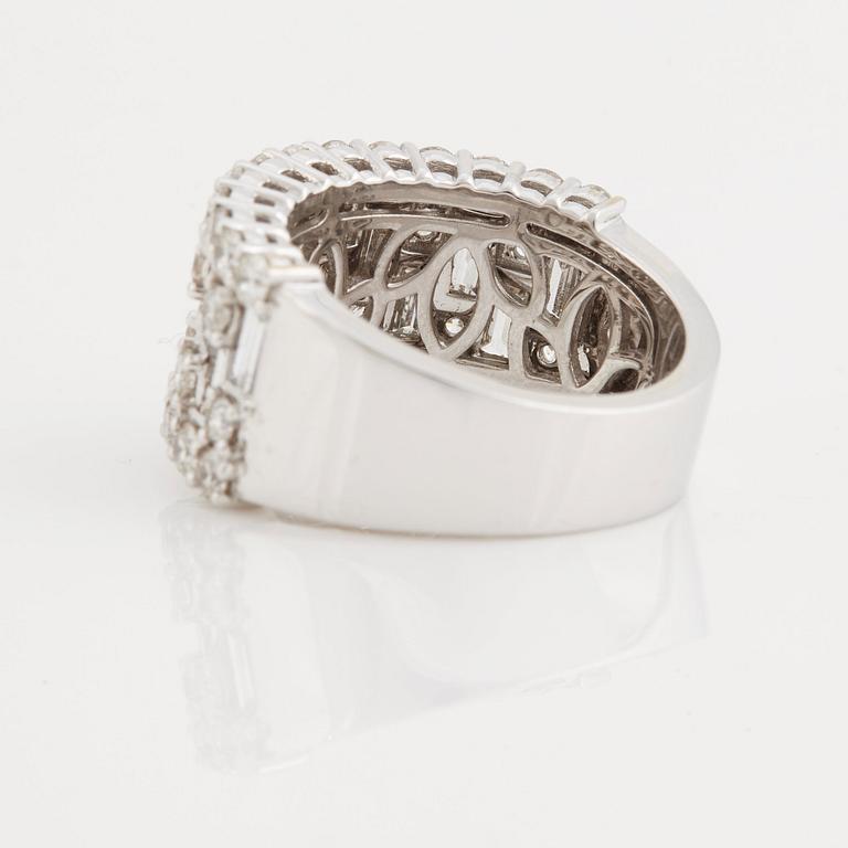 A baguette- and brilliant cut diamond  ring.