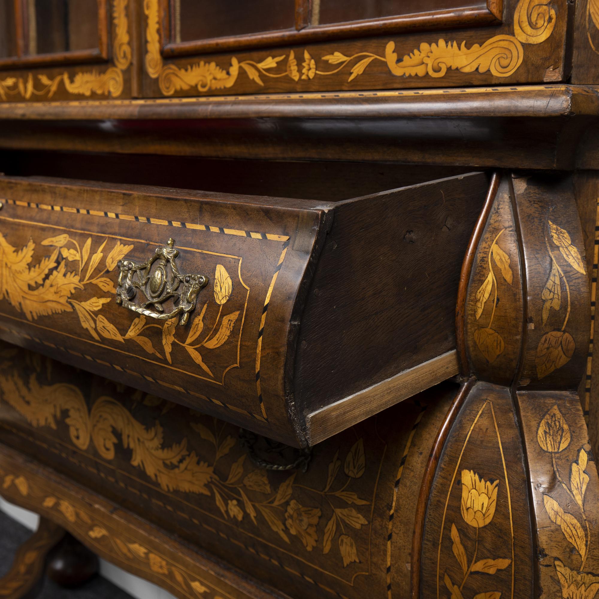 A Dutch display cabinet, 18th century.