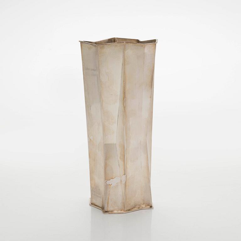 Tapio Wirkkala, maljakko, hopea TW 226, Kultakeskus, Hämeelinna  1966.