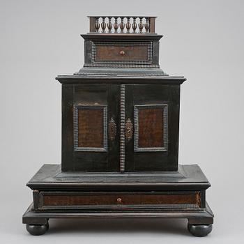 KABINETTSKÅP, barockstil, 1800-tal med äldre delar.