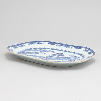 A Chinese blue and white serving dish, Qing dynasty, Qianlong (1736-95).