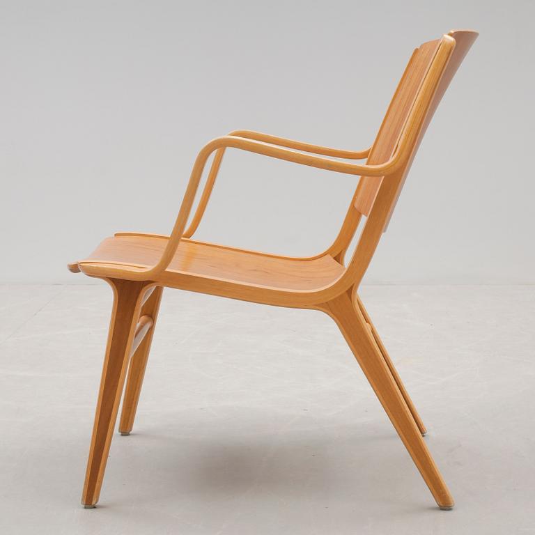 KARMSTOLAR, ett par, "Ax-stolen", Peter Hvidt & Orla Molgaard Nielsen, Fritz Hansen. Modellen formgiven 1950.