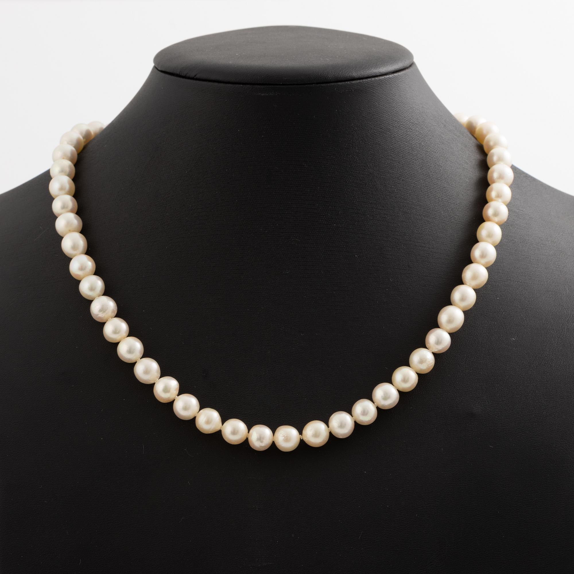 Necklace of cultured pearls with a cultured mabé pearl clasp in 18K gold.