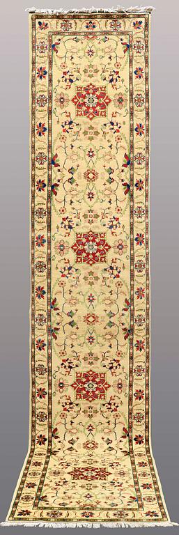 A RUNNER, Ziegler design, ca 396 x 80 cm.